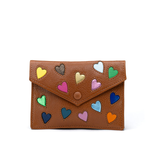 pochette passeport Bisou fabriqué en France dans notre propre atelier.. Cuir tannage végétal avec ornementations en agneau. Possibilité de personnalisation. Slow fashion.