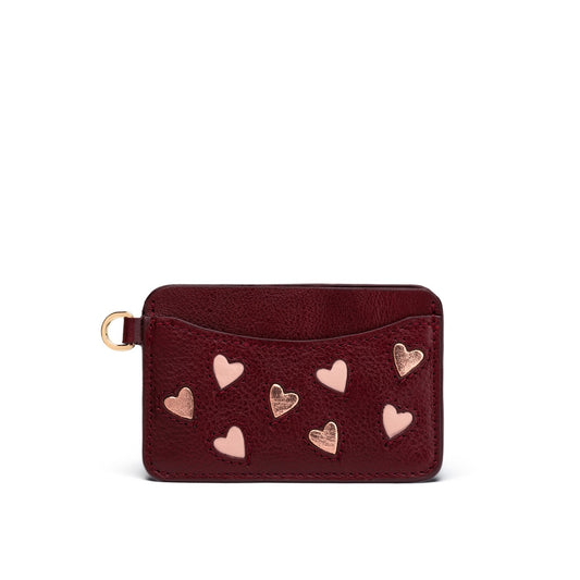 Découvrez notre porte-carte en cuir italien Amour. Artisanat parisien d'exception, design kawaii made in France. Qualité et engagement pour une mode locale et durable. Maroquinerie personnalisable, idéale pour un cadeau. Boutique créateur à Paris. Atelier DIY.