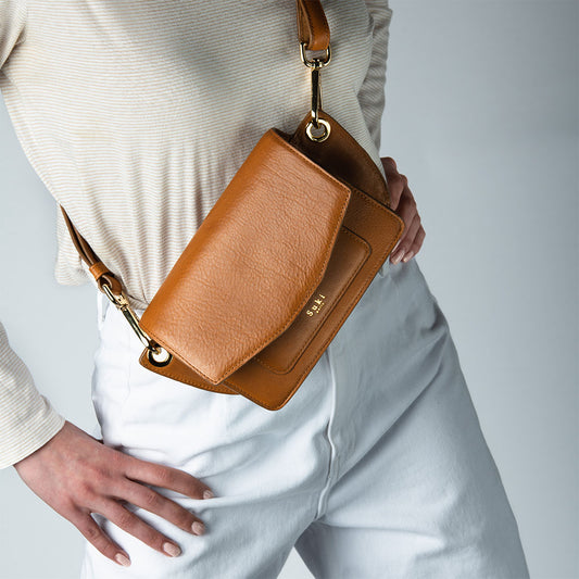 Artisan maroquinier à Paris. Maroquinerie artisanale made in France. Sac en cuir tendance confectionné en petite série. Design compact, élégant, il est aussi pratique et confortable. Existe en 3 coloris, service de personnalisation, contactez-nous.