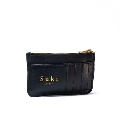 Portefeuille en cuir noir dos. Une poche et 4 rangements cb. Compartiment central zippé. Fonctionnel et élégant, fabriqué en petite série dans notre atelier parisien. Possibilité de personnalisation, contactez-nous.