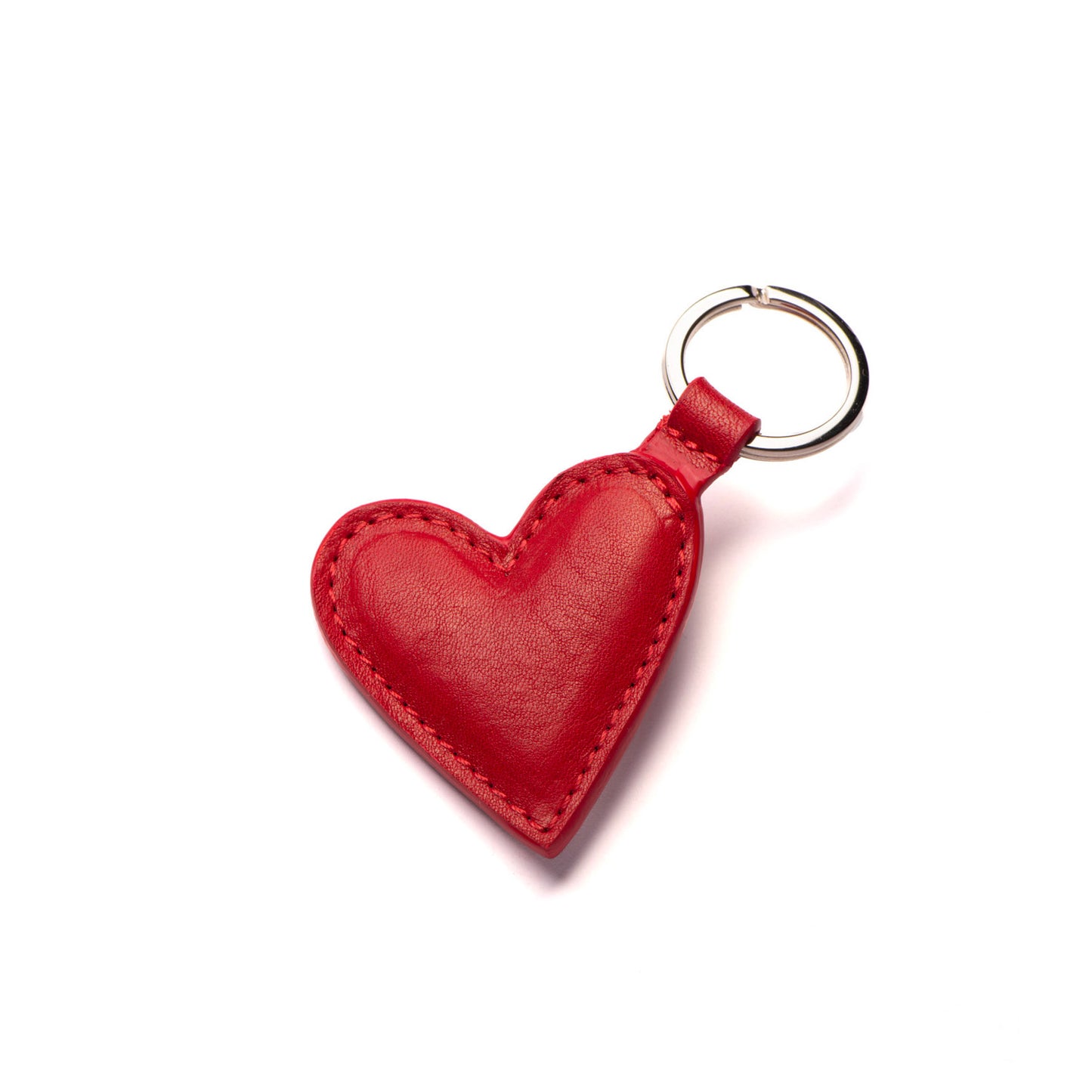 In love du porte-clé coeur en cuir rouge tannage végétal. N'attendez pas la saint-valentin, c'est une parfaite idée cadeau personnalisable. Maroquinerie éco-responsable.