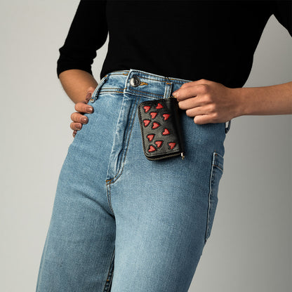 Petite maroquinerie créateur made in Paris.  Trousseau, porte-monnaie, porte-carte en cuir avec nos coeurs signatures. Mode chic et engagée.